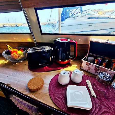 Boat Night Къща-лодка *